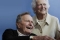 George Herbert Walker Bush, ex presidente de Estados Unidos, con su esposa Bárbara en el Hospital Metodista de Houston donde ingresó el domingo.
